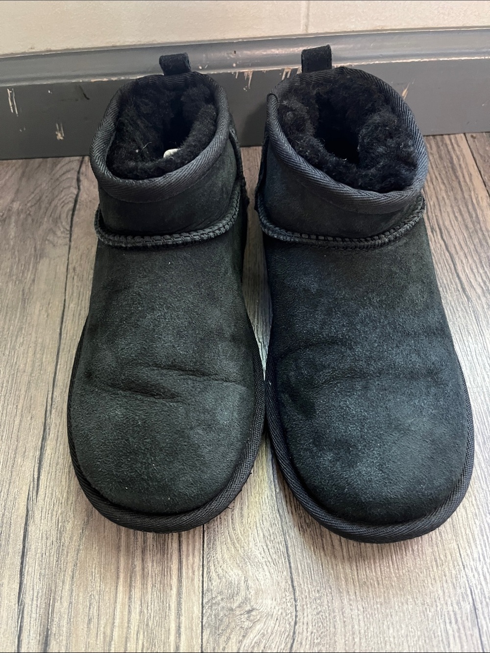 UGG Kids Classic Ultra Mini Boot - Black Size 2 - Picture 9 of 13